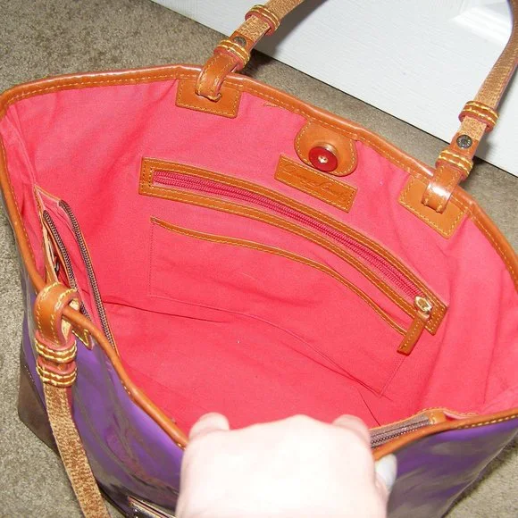 💜👜 Dooney & Bourke Purple Patent leather tote bag EUC - Picture 11 of 15